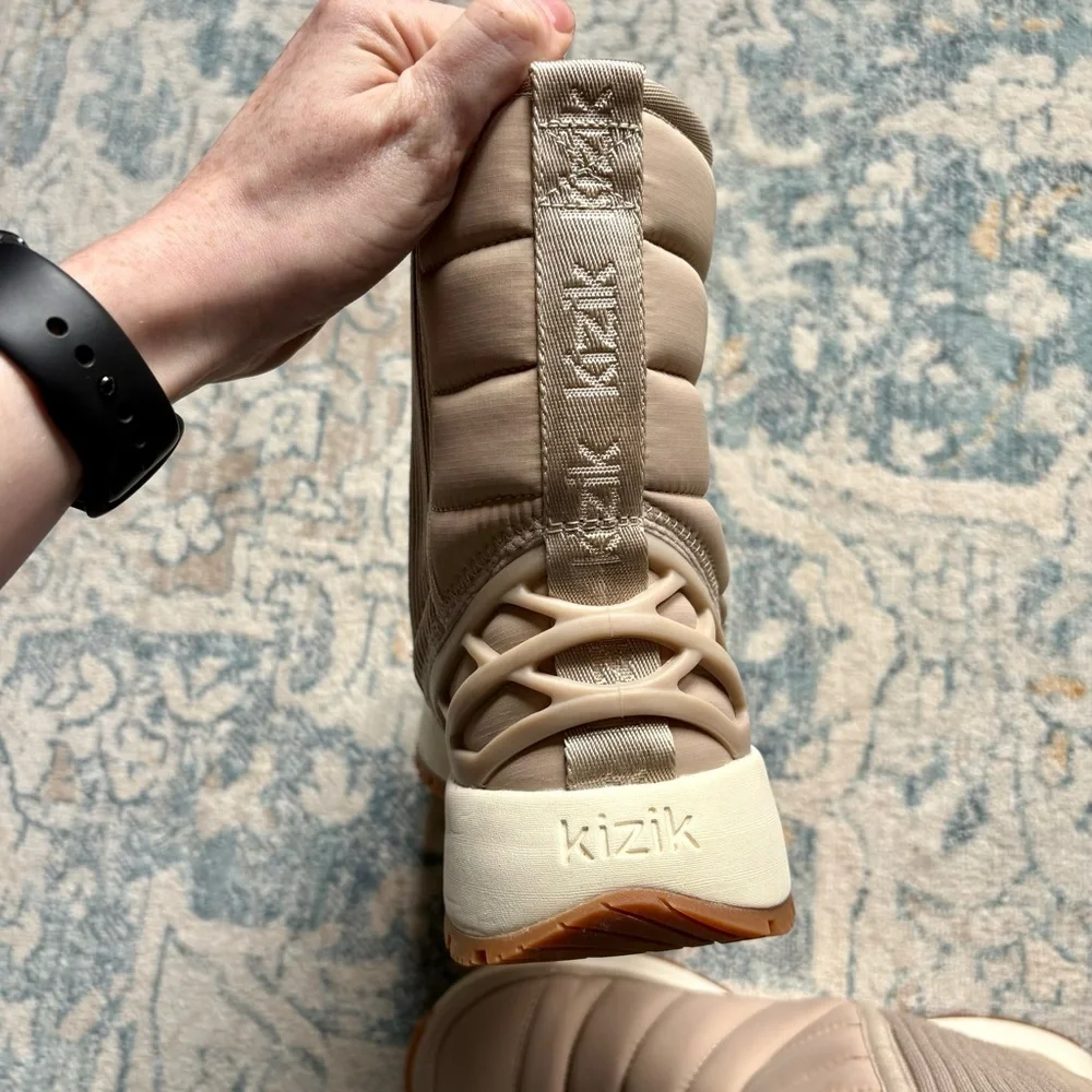 KIZIK Women's Juno Mid Boot in Doeskin Tan Hands Free Shoe Snow Boots Size US 8 - Picture 11 of 12